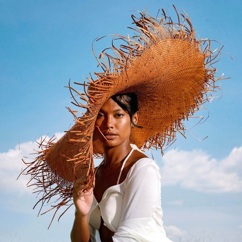 AMORA Oversized Woven Straw Hat in Burnt Caramel