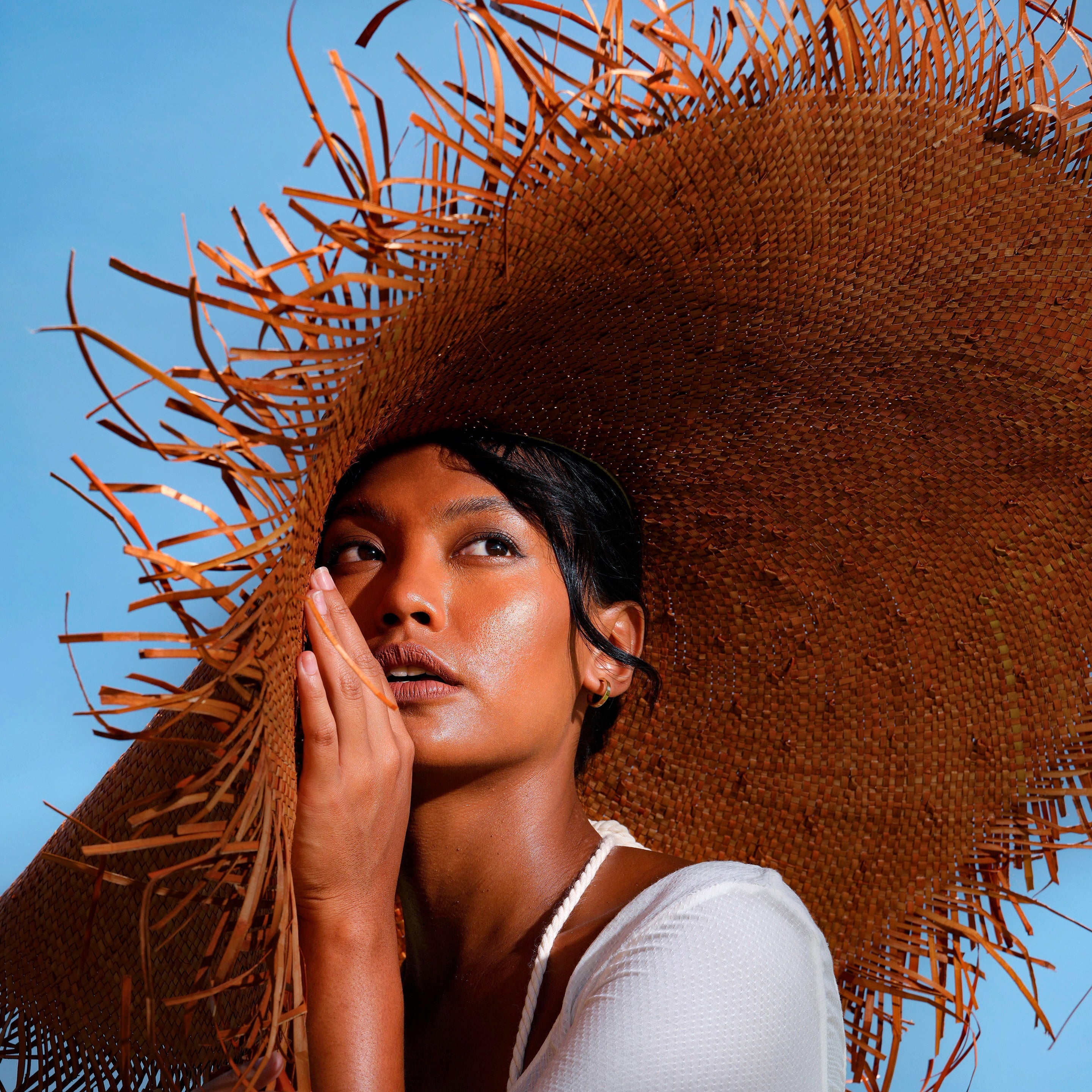 AMORA Oversized Woven Straw Hat in Burnt Caramel