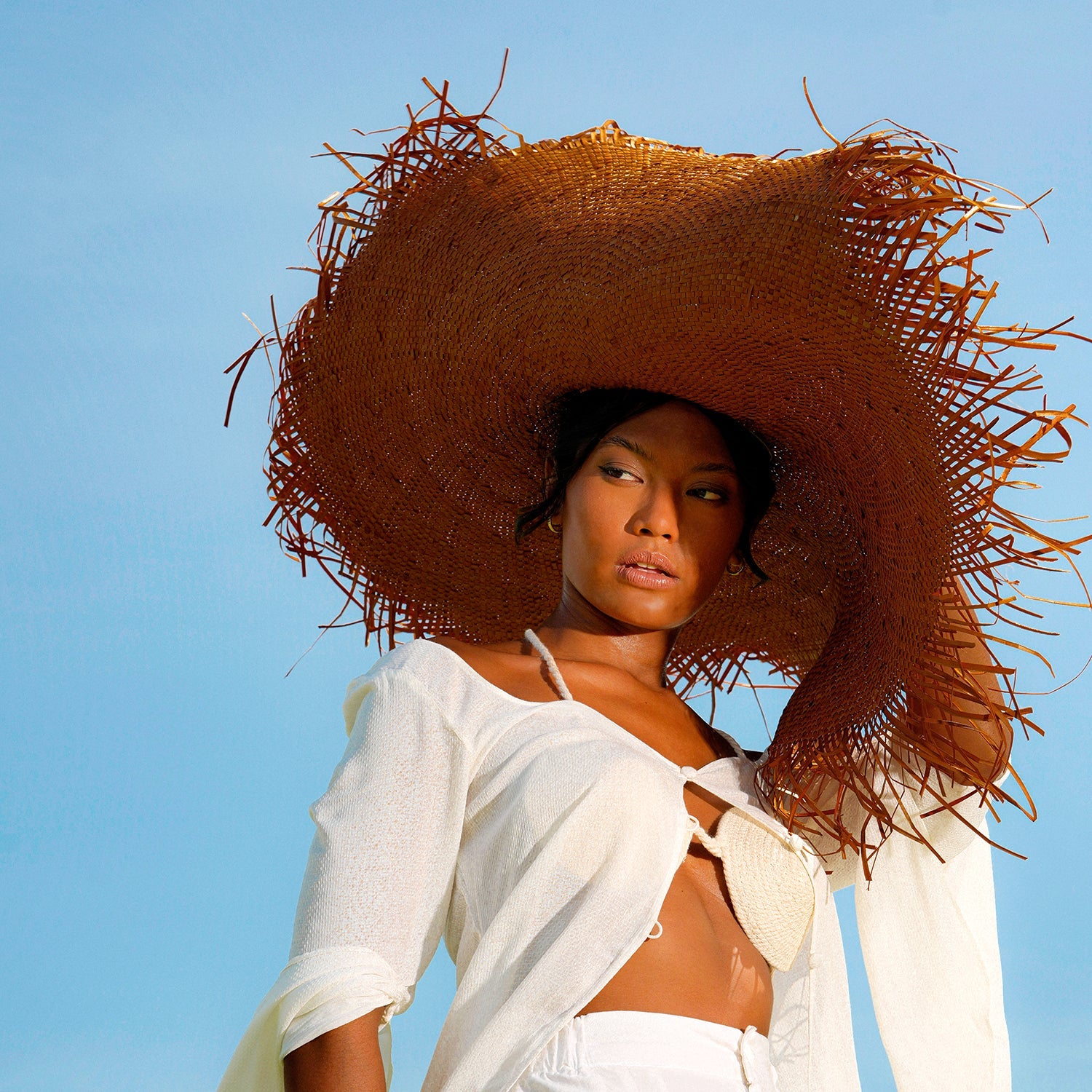 AMORA Oversized Woven Straw Hat in Burnt Caramel